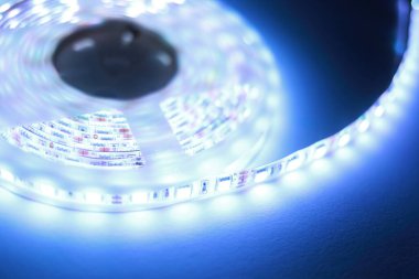 RGB LED şeritleri farklı renklerle aydınlatıldı