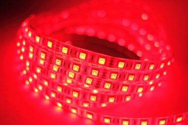 RGB LED şeritleri farklı renklerle aydınlatıldı