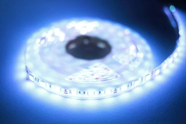 RGB LED şeritleri farklı renklerle aydınlatıldı