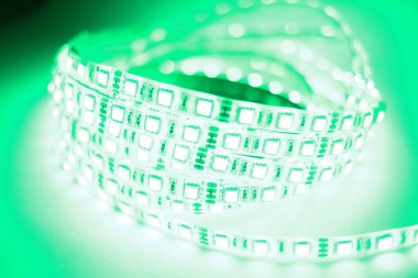 RGB LED şeritleri farklı renklerle aydınlatıldı