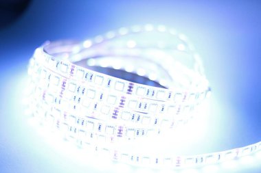 RGB LED şeritleri farklı renklerle aydınlatıldı