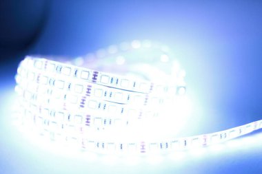 RGB LED şeritleri farklı renklerle aydınlatıldı