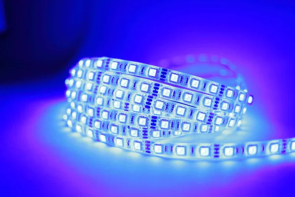 RGB LED şeritleri farklı renklerle aydınlatıldı
