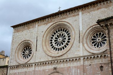 Assisi, İtalya - 11 / 30 / 2019: Ortaçağ Assisi köyünün sokakları