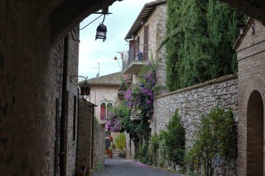 Assisi, İtalya - 11 / 30 / 2019: Ortaçağ Assisi köyünün sokakları