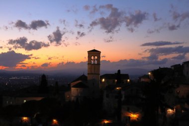 Assisi, İtalya - 11 / 30 / 2019: Ortaçağ Assisi köyünün sokakları