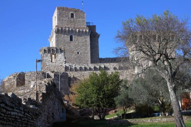 Assisi, İtalya - 11 / 30 / 2019: Ortaçağ büyük kalesinin içi ve dışı 