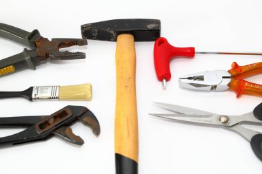Beyaz arkaplanda izole edilmiş pense, makas ve tornavida gibi farklı araçlar