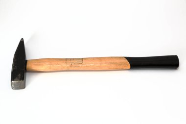 Beyaz arkaplanda izole edilmiş pense, makas ve tornavida gibi farklı araçlar