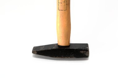 Beyaz arkaplanda izole edilmiş pense, makas ve tornavida gibi farklı araçlar