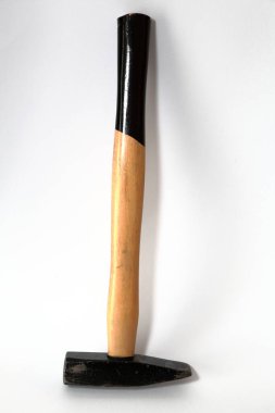 Beyaz arkaplanda izole edilmiş pense, makas ve tornavida gibi farklı araçlar