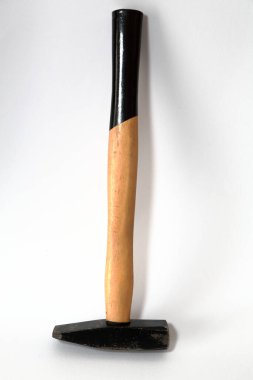 Beyaz arkaplanda izole edilmiş pense, makas ve tornavida gibi farklı araçlar