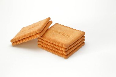 Beyaz arkaplanda küçük beurre bisküvileri izole edilmiş