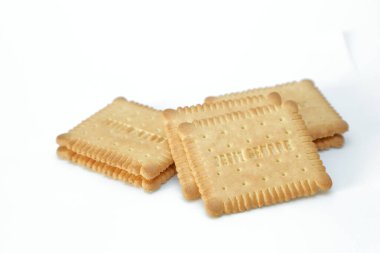 Beyaz arkaplanda küçük beurre bisküvileri izole edilmiş