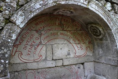 Bomarzo, İtalya - 09 / 30 / 2017: İtalya 'nın Bomarzo belediyesindeki ünlü canavar parkı