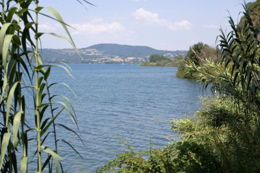 İtalya, Bracciano Gölü kıyılarından görüntü