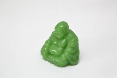 Beyaz arka planda Yeşim Buddha heykeli