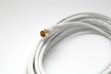 Beyaz arka planda bir TV antenini bağlamak için eş eksenli kablo