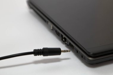 Dizüstü bilgisayardaki elektrik bağlantıları 