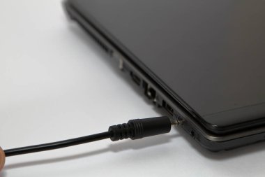 Dizüstü bilgisayardaki elektrik bağlantıları 