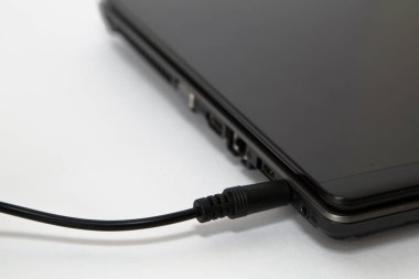 Dizüstü bilgisayardaki elektrik bağlantıları 