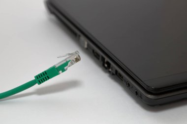 Dizüstü bilgisayardaki elektrik bağlantıları 