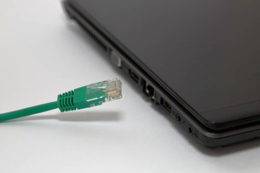 Dizüstü bilgisayardaki elektrik bağlantıları 
