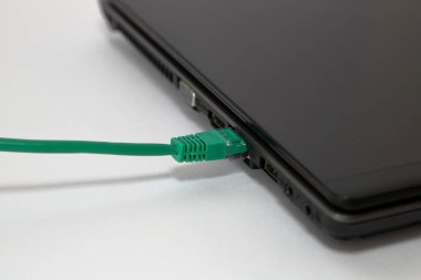 Dizüstü bilgisayardaki elektrik bağlantıları 