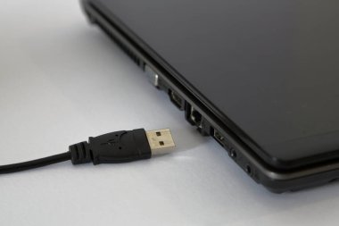 Dizüstü bilgisayardaki elektrik bağlantıları 