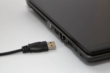 Dizüstü bilgisayardaki elektrik bağlantıları 