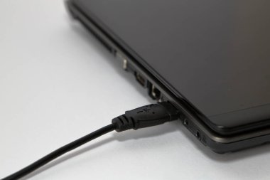Dizüstü bilgisayardaki elektrik bağlantıları 
