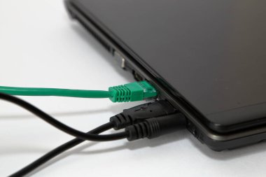Dizüstü bilgisayardaki elektrik bağlantıları 