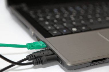 Dizüstü bilgisayardaki elektrik bağlantıları 