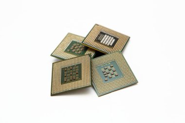 Beyaz arkaplanda izole birkaç bilgisayar işlemcisi