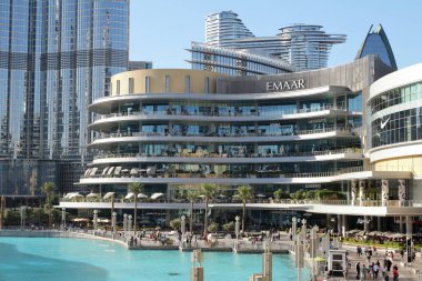 Dubai, Birleşik Arap Emirlikleri - 12 / 21 / 2019: Dubai Alışveriş Merkezi 'nden Burj Halife ve Dubai Alışveriş Merkezi manzarası