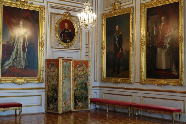 Stockholm, İsveç - 07 / 10 / 2019: İsveç kraliyet ailesinin ikametgahı Drottningholm Kalesi 'nin dışı