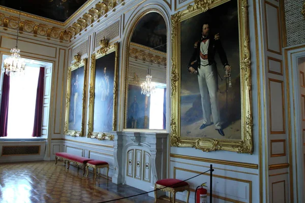 Stockholm, İsveç - 07 / 10 / 2019: İsveç kraliyet ailesinin ikametgahı Drottningholm Kalesi 'nin dışı