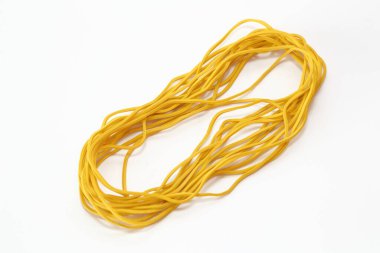 Farklı boylarda ve renklerde ofis elastiği