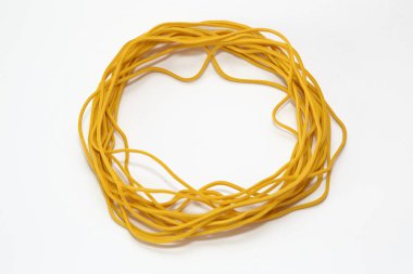 Farklı boylarda ve renklerde ofis elastiği