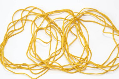 Farklı boylarda ve renklerde ofis elastiği