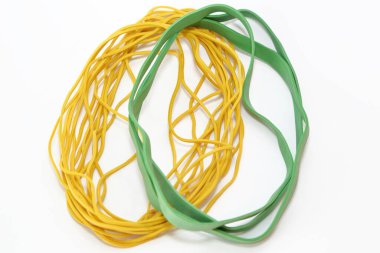 Farklı boylarda ve renklerde ofis elastiği