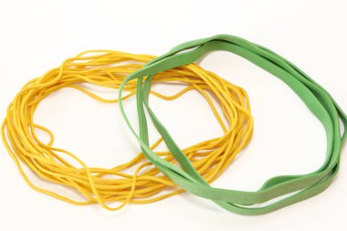 Farklı boylarda ve renklerde ofis elastiği