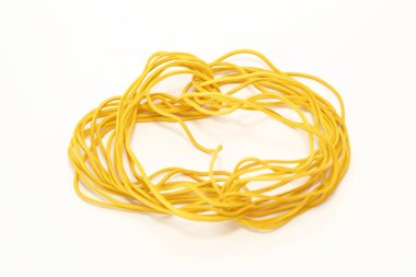 Farklı boylarda ve renklerde ofis elastiği