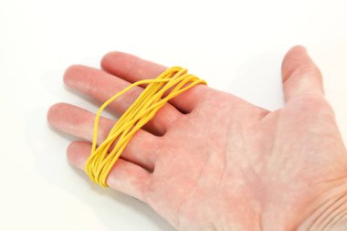 Farklı boylarda ve renklerde ofis elastiği