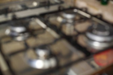 Gaz makinesinin üzerinde mutfak sobası.