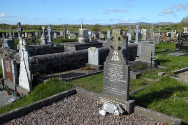 İrlanda 'da terk edilmiş eski bir köy olan Kilmacduagh