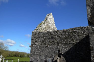 İrlanda 'da terk edilmiş eski bir köy olan Kilmacduagh