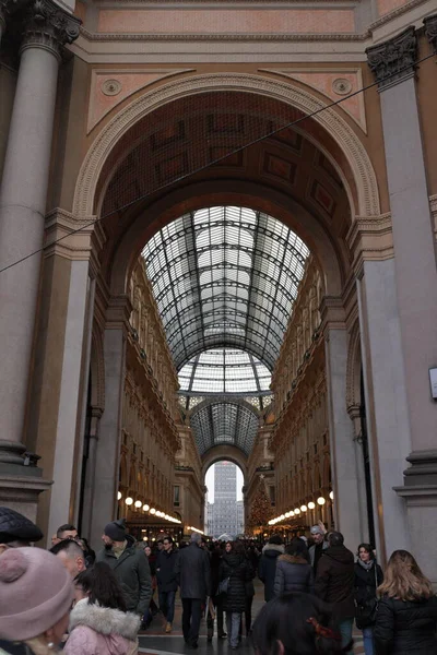Milan, İtalya, 12 / 24 / 2018: The Vittorio Emanuele II alışveriş galerisi