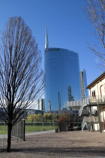 Milan, İtalya, 12 / 24 / 2018: Milano şehrindeki modern gökdelenler