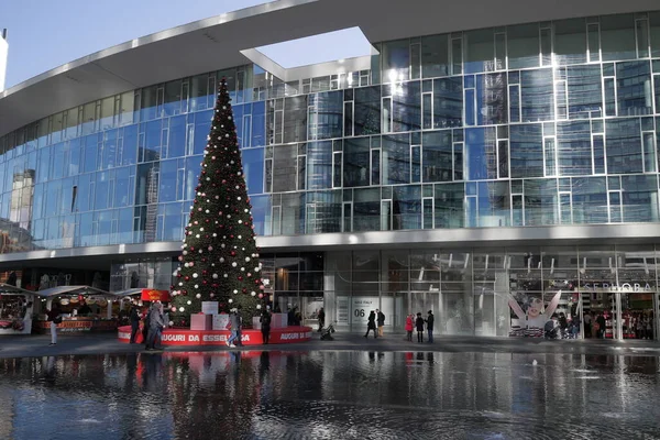 Milan, İtalya, 12 / 24 / 2018: Milano şehrindeki modern gökdelenler